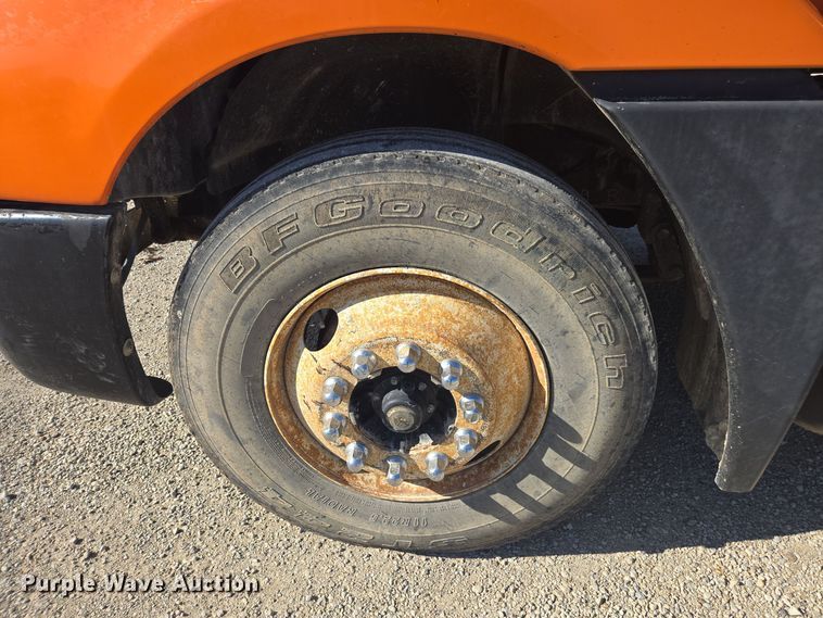 image for item EE7920 2002 Freightliner Columbia semi truck