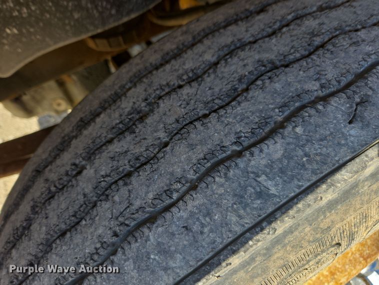 image for item EE7920 2002 Freightliner Columbia semi truck