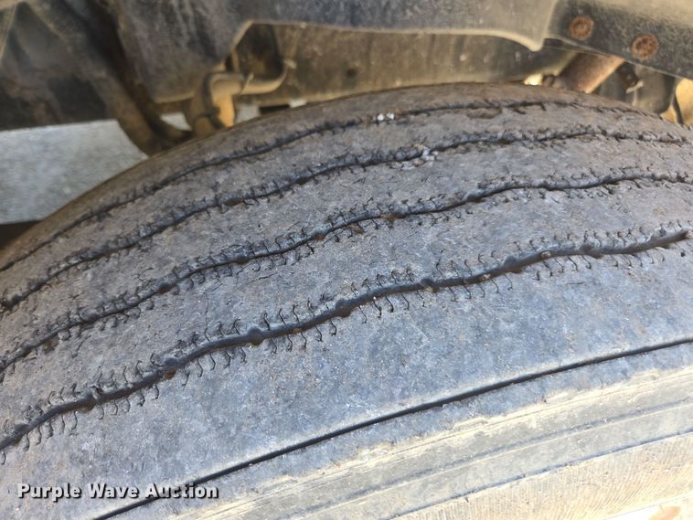 image for item EE7920 2002 Freightliner Columbia semi truck