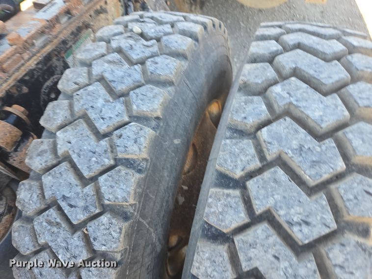 image for item EE7920 2002 Freightliner Columbia semi truck