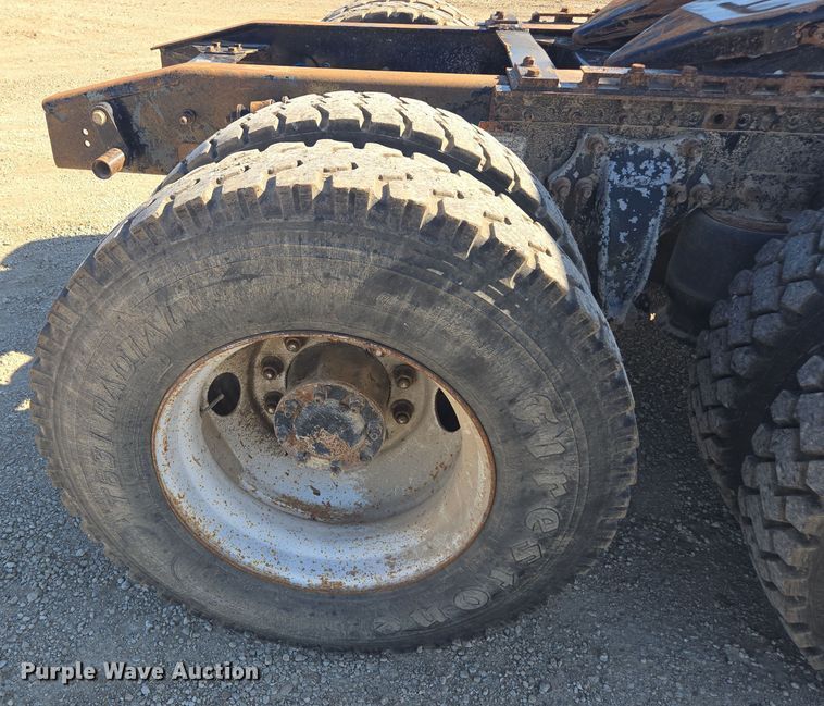 image for item EE7920 2002 Freightliner Columbia semi truck