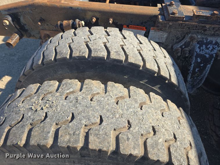 image for item EE7920 2002 Freightliner Columbia semi truck