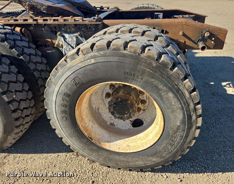 image for item EE7920 2002 Freightliner Columbia semi truck