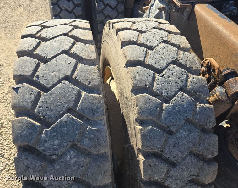 image for item EE7920 2002 Freightliner Columbia semi truck