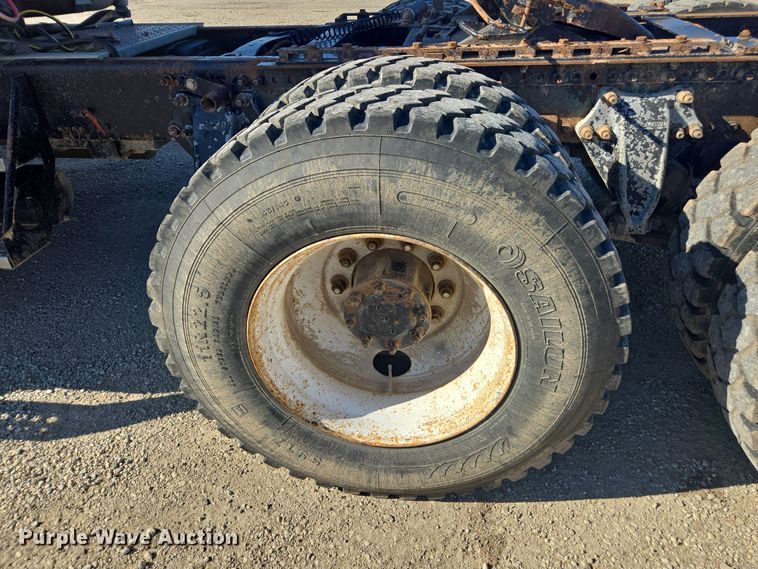 image for item EE7920 2002 Freightliner Columbia semi truck