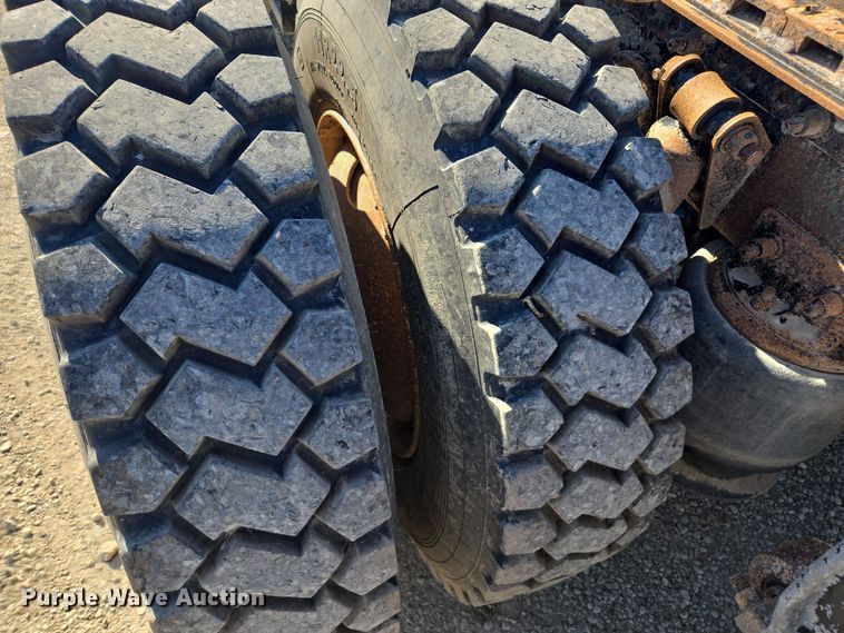 image for item EE7920 2002 Freightliner Columbia semi truck