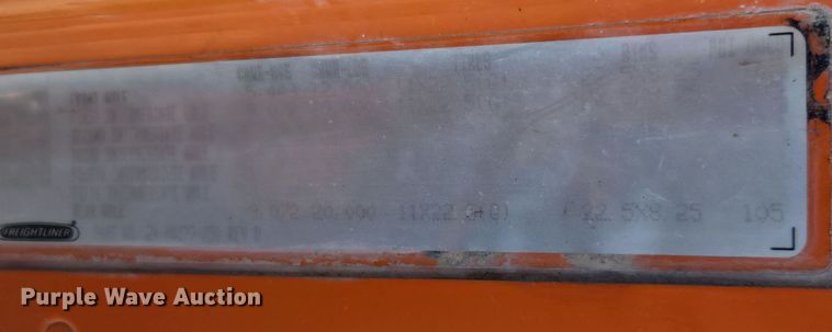 image for item EE7920 2002 Freightliner Columbia semi truck