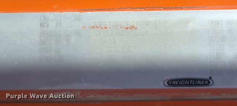 image for item EE7920 2002 Freightliner Columbia semi truck