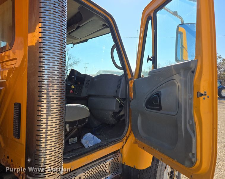 image for item EE7921 2006 International 7400 dump truck