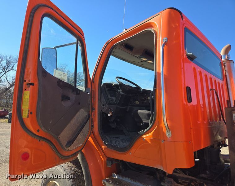 image for item EE7922 2010 Freightliner Business Class M2 dump truck