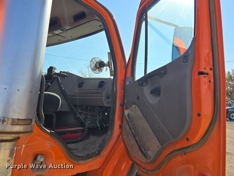 image for item EE7922 2010 Freightliner Business Class M2 dump truck