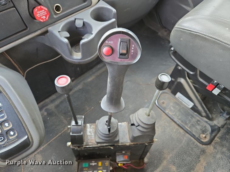 image for item EE8699 2012 International 7500 dump truck