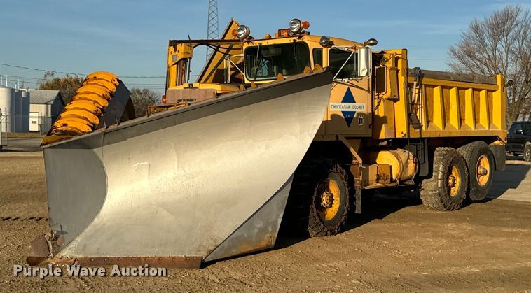 image for item EG6835 1986 Oshkosh P-2526-1 dump truck