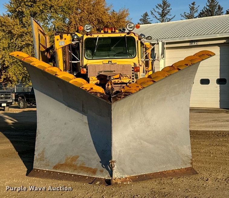 image for item EG6835 1986 Oshkosh P-2526-1 dump truck