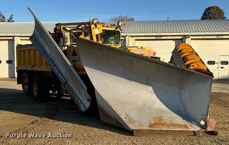 image for item EG6835 1986 Oshkosh P-2526-1 dump truck