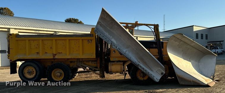 image for item EG6835 1986 Oshkosh P-2526-1 dump truck