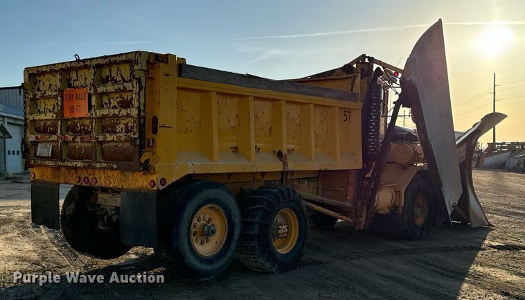 image for item EG6835 1986 Oshkosh P-2526-1 dump truck