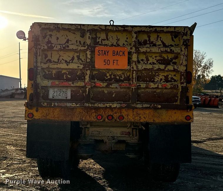 image for item EG6835 1986 Oshkosh P-2526-1 dump truck