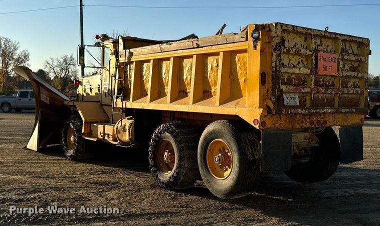 image for item EG6835 1986 Oshkosh P-2526-1 dump truck