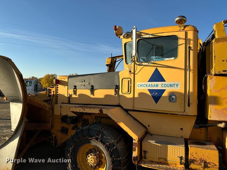 image for item EG6835 1986 Oshkosh P-2526-1 dump truck