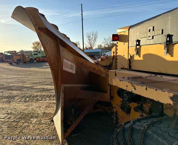 image for item EG6835 1986 Oshkosh P-2526-1 dump truck