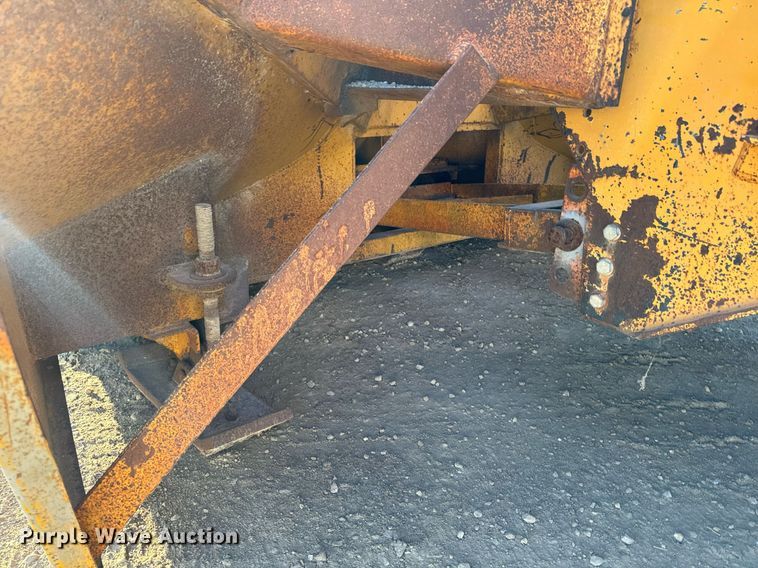 image for item EG6835 1986 Oshkosh P-2526-1 dump truck