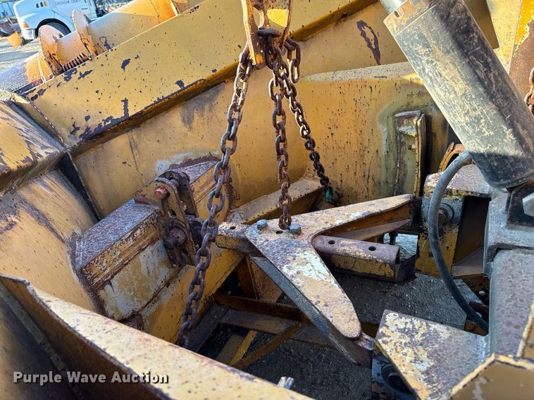 image for item EG6835 1986 Oshkosh P-2526-1 dump truck