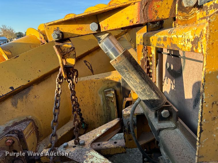 image for item EG6835 1986 Oshkosh P-2526-1 dump truck