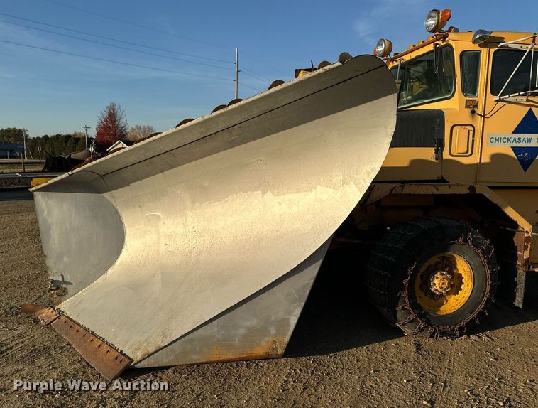 image for item EG6835 1986 Oshkosh P-2526-1 dump truck