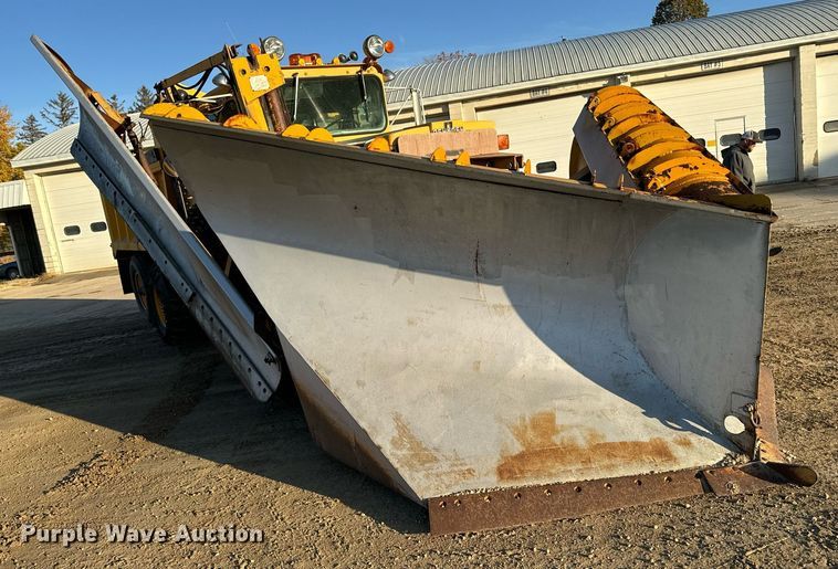 image for item EG6835 1986 Oshkosh P-2526-1 dump truck