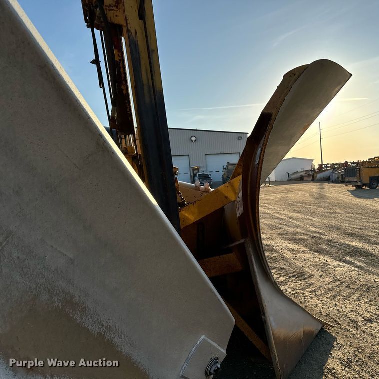 image for item EG6835 1986 Oshkosh P-2526-1 dump truck