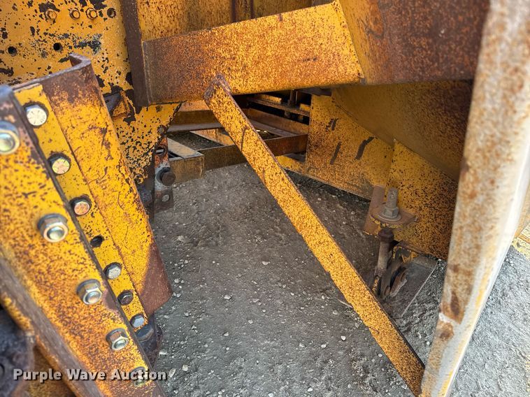 image for item EG6835 1986 Oshkosh P-2526-1 dump truck