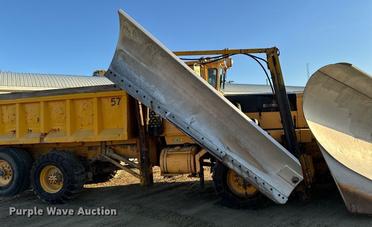 image for item EG6835 1986 Oshkosh P-2526-1 dump truck