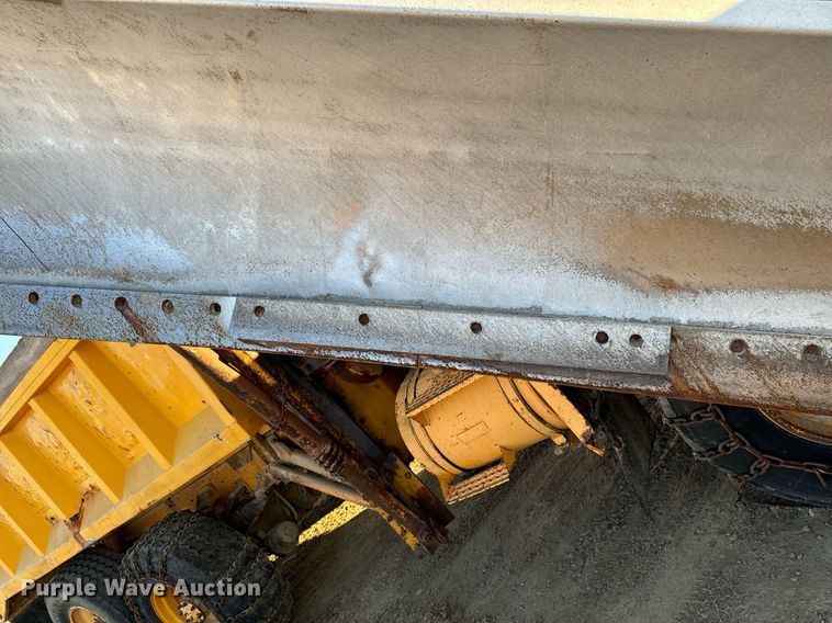 image for item EG6835 1986 Oshkosh P-2526-1 dump truck