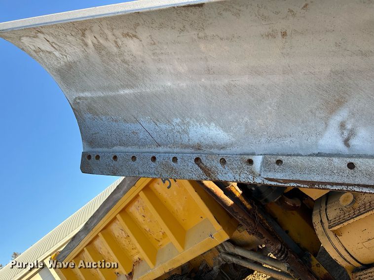 image for item EG6835 1986 Oshkosh P-2526-1 dump truck