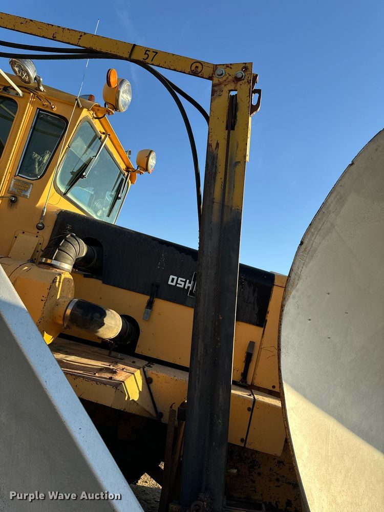 image for item EG6835 1986 Oshkosh P-2526-1 dump truck