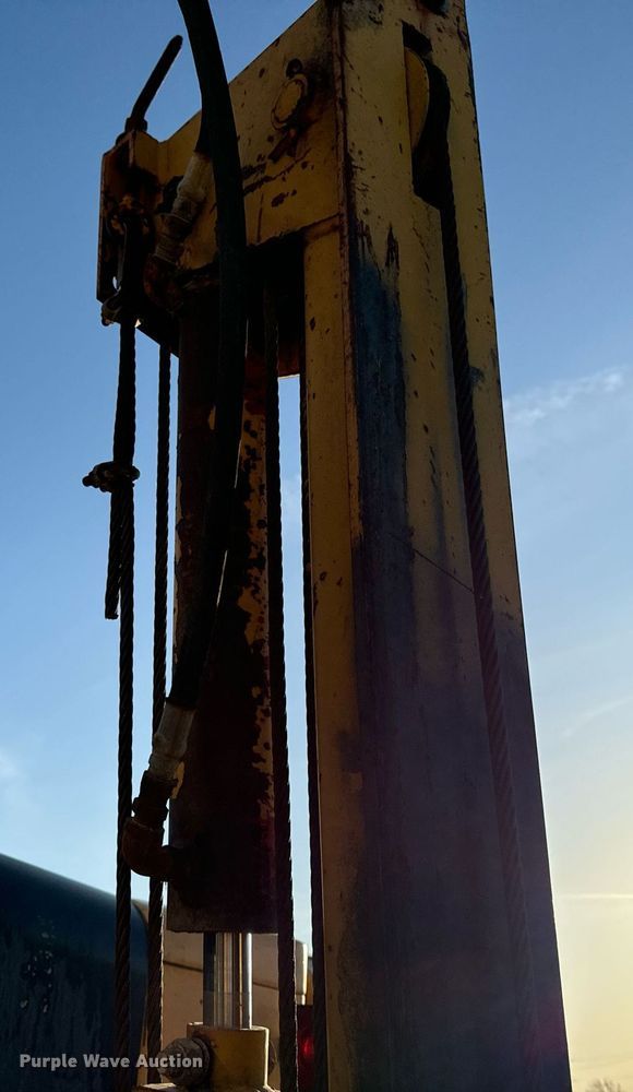 image for item EG6835 1986 Oshkosh P-2526-1 dump truck