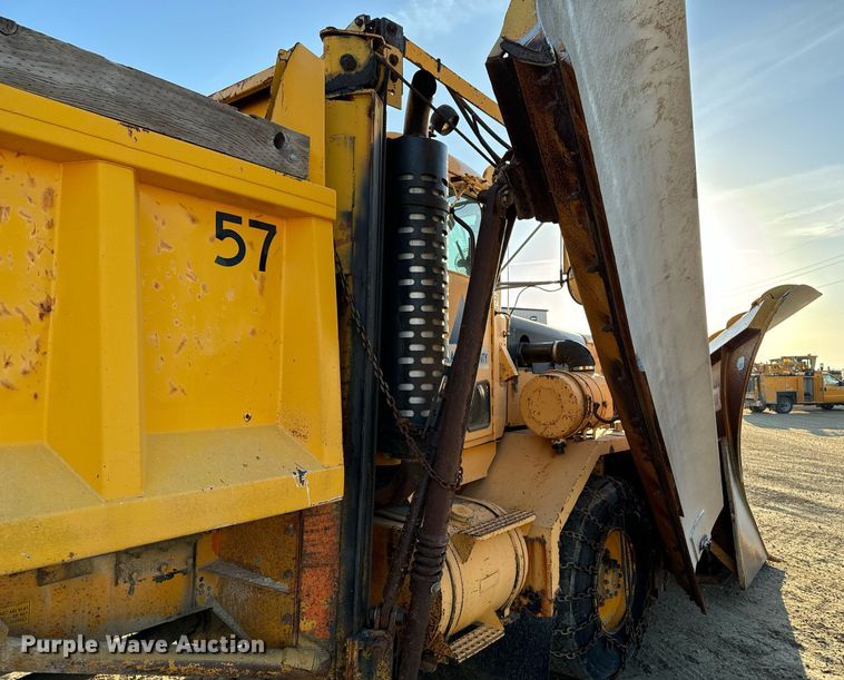 image for item EG6835 1986 Oshkosh P-2526-1 dump truck