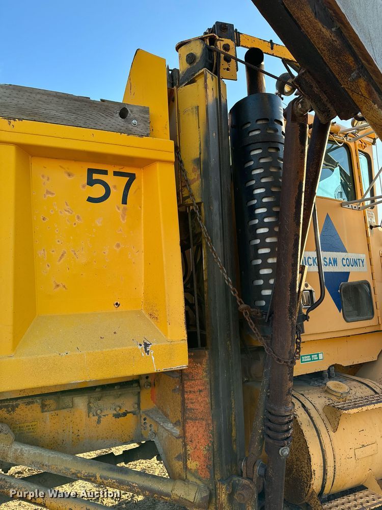 image for item EG6835 1986 Oshkosh P-2526-1 dump truck