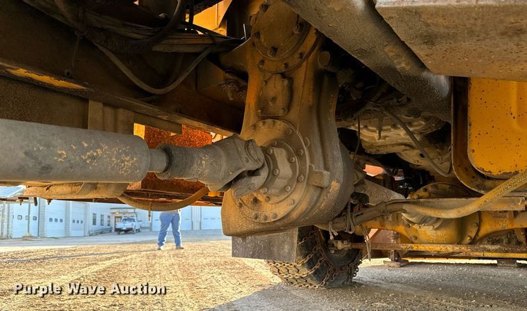 image for item EG6835 1986 Oshkosh P-2526-1 dump truck