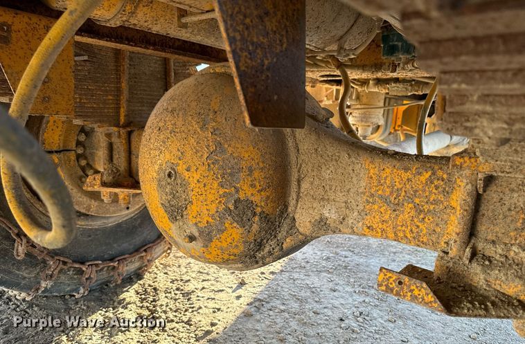 image for item EG6835 1986 Oshkosh P-2526-1 dump truck