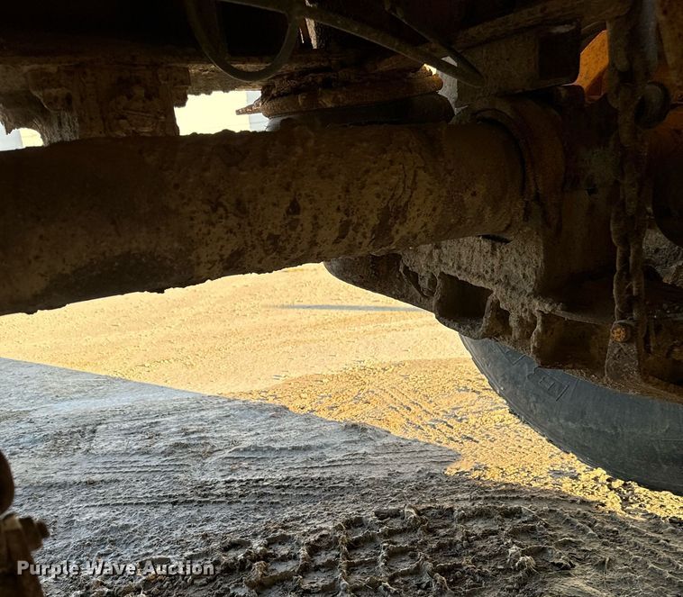 image for item EG6835 1986 Oshkosh P-2526-1 dump truck