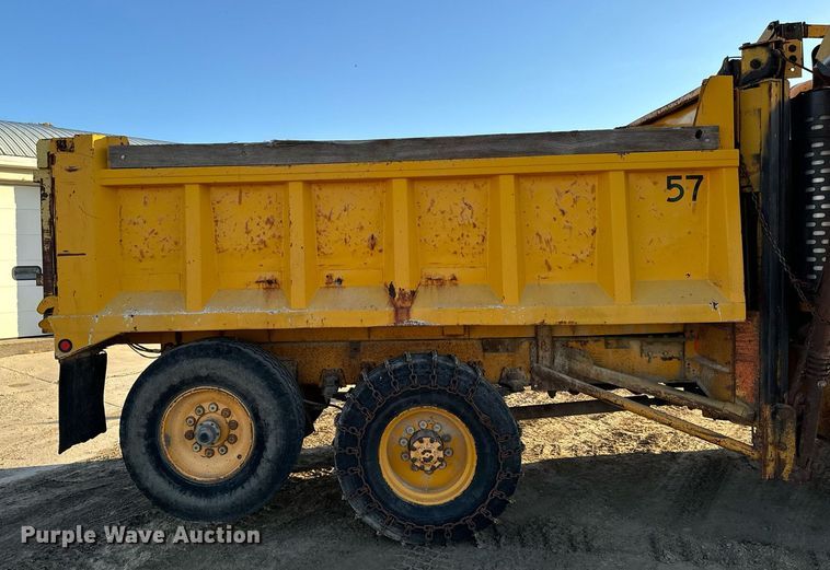 image for item EG6835 1986 Oshkosh P-2526-1 dump truck