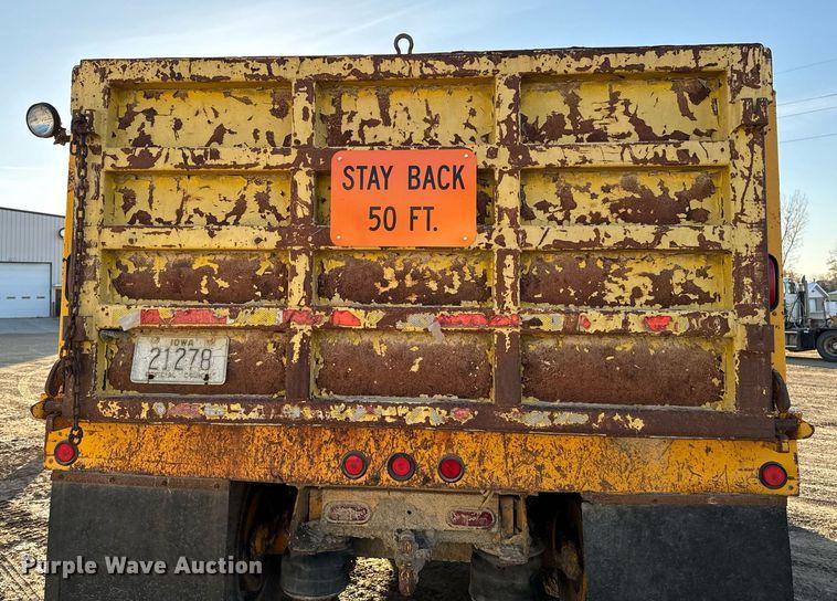 image for item EG6835 1986 Oshkosh P-2526-1 dump truck