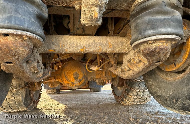 image for item EG6835 1986 Oshkosh P-2526-1 dump truck