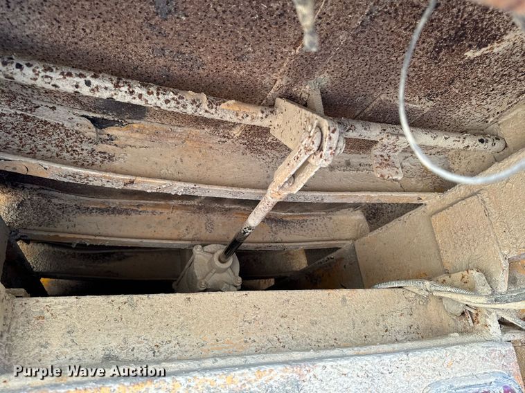 image for item EG6835 1986 Oshkosh P-2526-1 dump truck