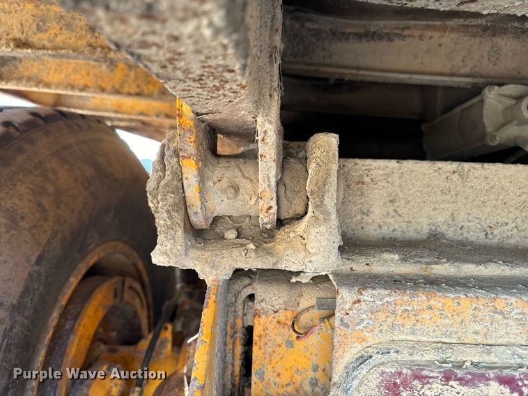 image for item EG6835 1986 Oshkosh P-2526-1 dump truck