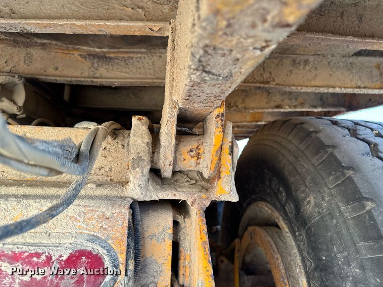 image for item EG6835 1986 Oshkosh P-2526-1 dump truck