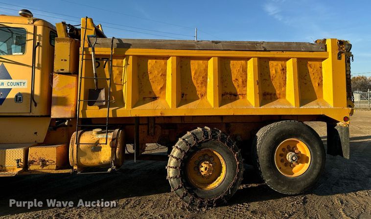 image for item EG6835 1986 Oshkosh P-2526-1 dump truck