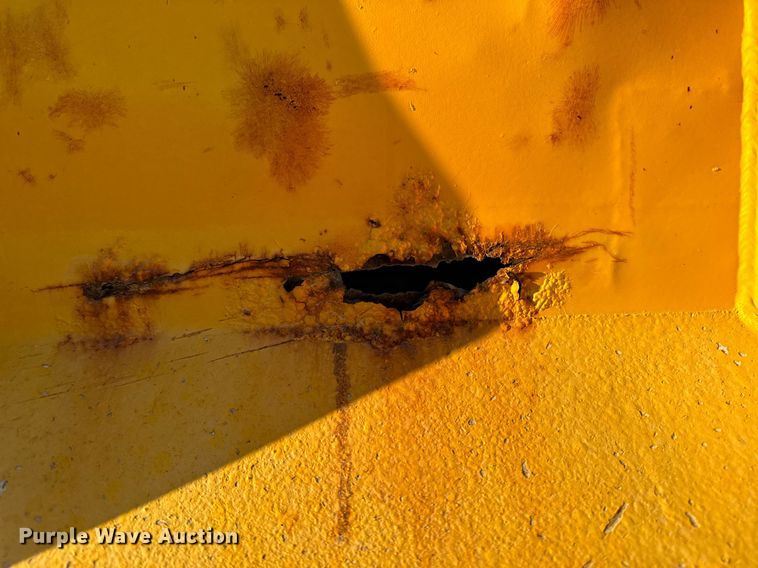 image for item EG6835 1986 Oshkosh P-2526-1 dump truck